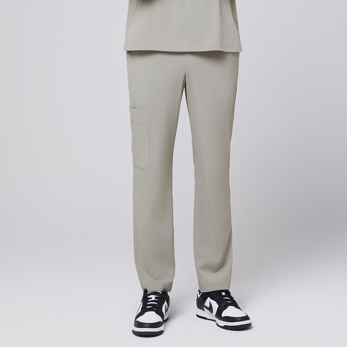 Sand khaki straight-leg scrub pants with a side pocket, paired with black-and-white sneakers,Sand Khaki